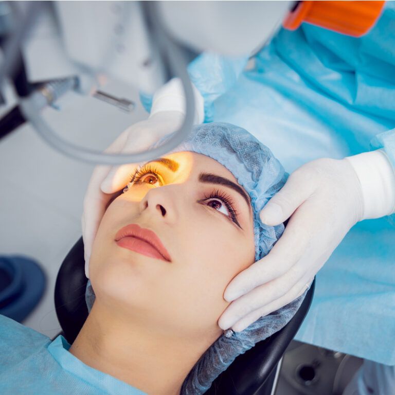 Ασθενής κάτω από μηχάνημα laser κατά τη διάρκεια επέμβασης ματιών