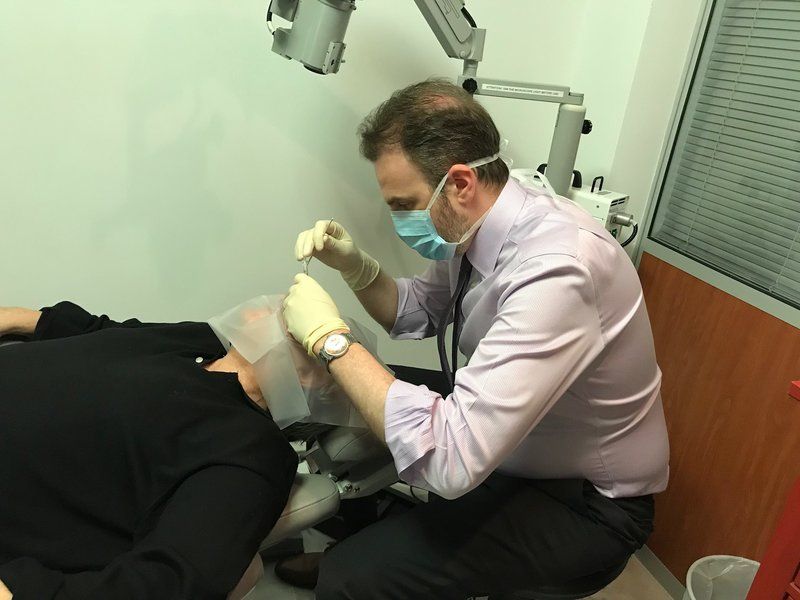 Ο χειρουργός οφθαλμίατρος Δρ. Σκουτέρης κατά τη διάρκεια οφθαλμολογικής επέμβασης