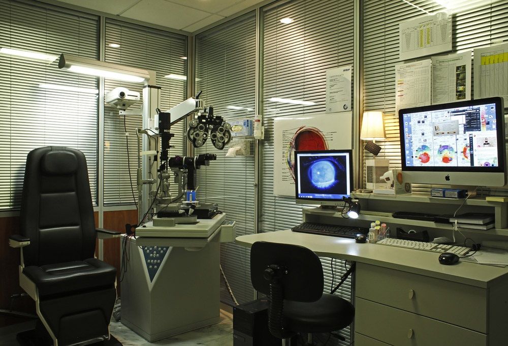 Οφθαλμολογικό εξεταστήριο με σχισμοειδή λυχνία και ψηφιακή απεικόνιση βυθού