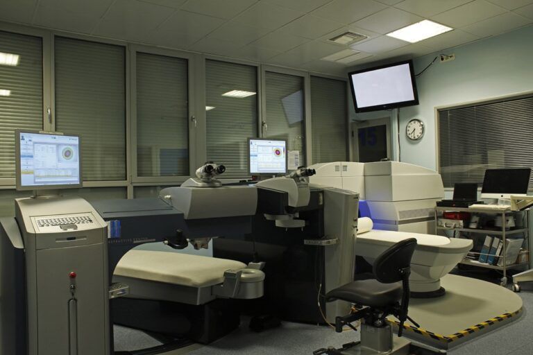 Αίθουσα με μηχάνημα excimer laser για διαθλαστική χειρουργική