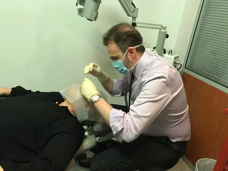 Ο χειρουργός οφθαλμίατρος Δρ. Σκουτέρης κατά τη διάρκεια οφθαλμολογικής επέμβασης