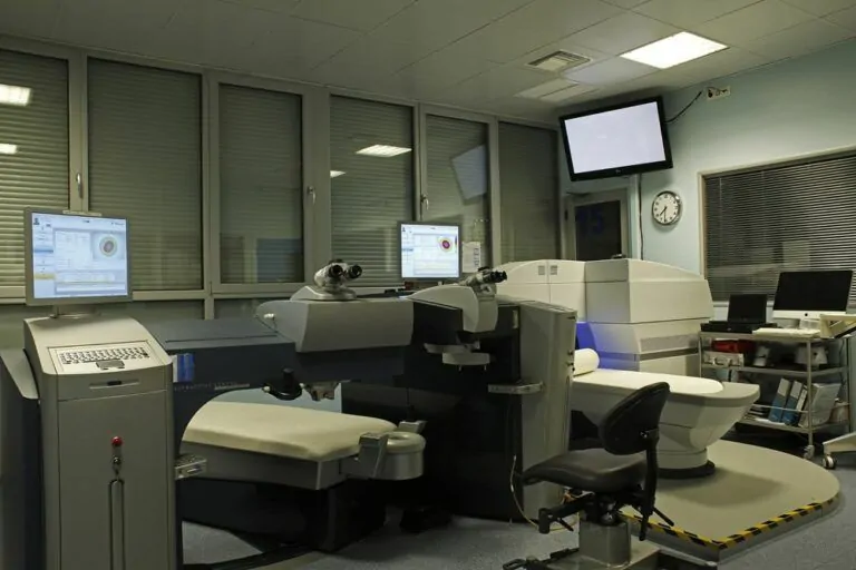 Αίθουσα με μηχάνημα excimer laser για διαθλαστική χειρουργική