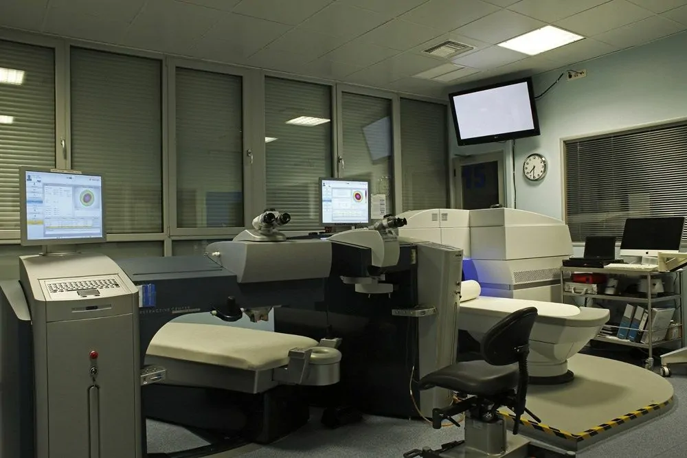 Αίθουσα με μηχάνημα excimer laser για διαθλαστική χειρουργική